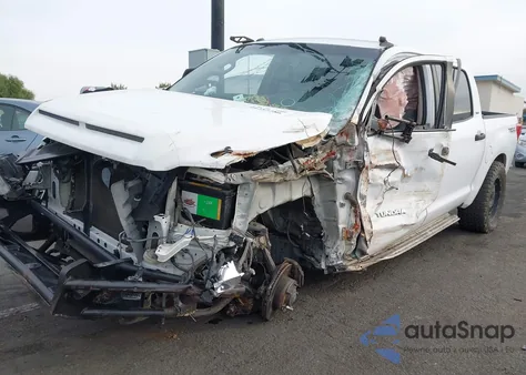 2011 Toyota Tundra Grade 5.7L V8 z USA, uszkodzony, nr VIN 5TFDY5F10BX182879